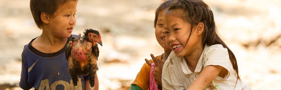 Laos: Mittagspause in einem Dorf der Mong auf unserer Wanderung