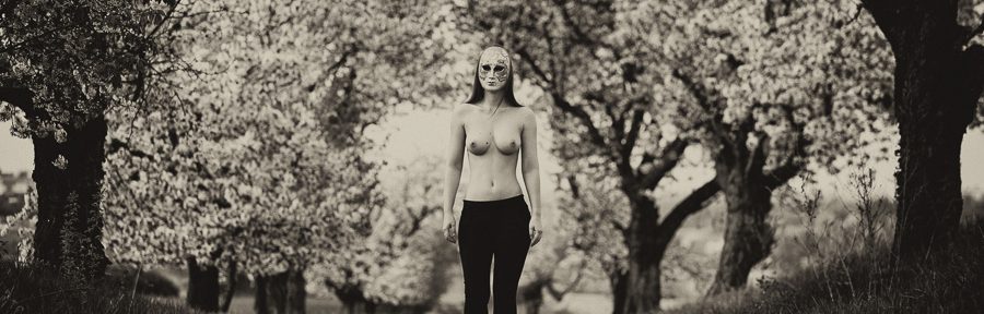 Heidi mit der Maske unterwegs in der Kirschallee