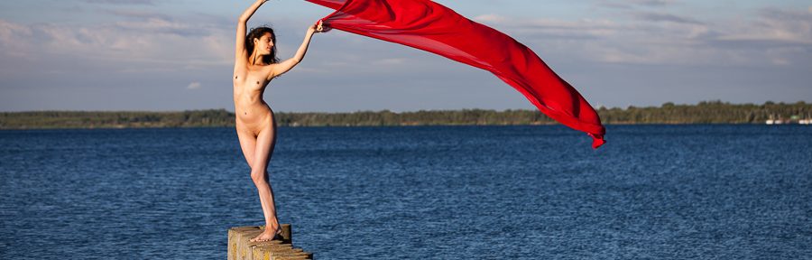 Aktshooting mit Evelyn und dem roten Tuch am Cospudener See zum Sonnenaufgang