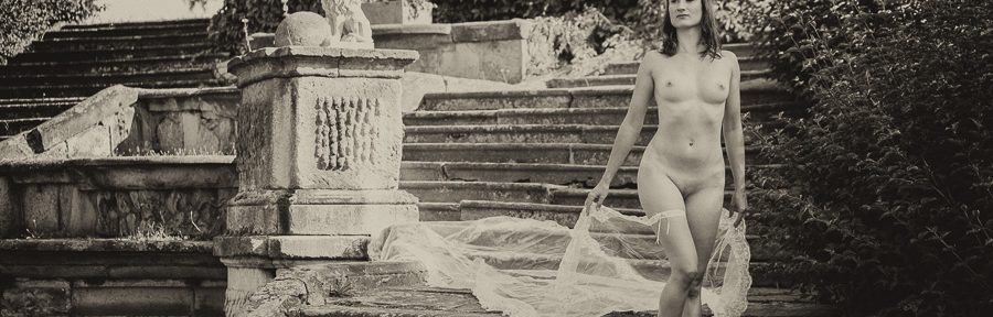 Brautshooting als Aktshooting auf einer Schlosstreppe mit Ani