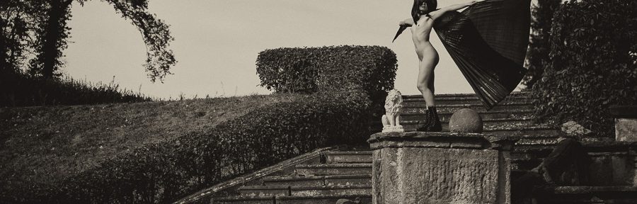 Die beflügelte Linda auf der Schlosstreppe