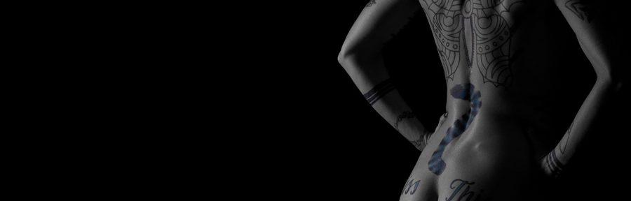 Lowkeyshooting mit Malaria von Nagellack und ihren Tattoos