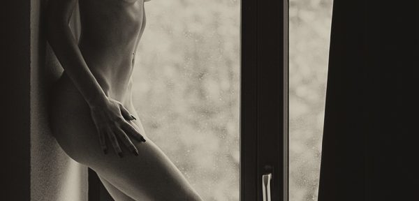 Kurzes Aktshooting mit Heike am Fenster