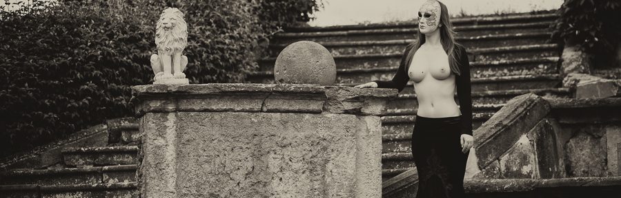 Heidi auf der Schlosstreppe