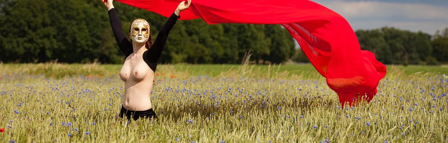 Heidi im Kornfeld lässt das rote Tuch fliegen