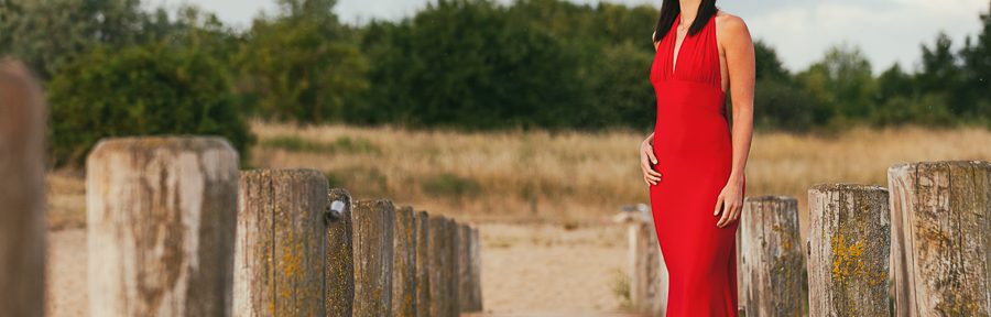 Leodora als Lady in Red auf dem Steg – diffuses Licht Edition