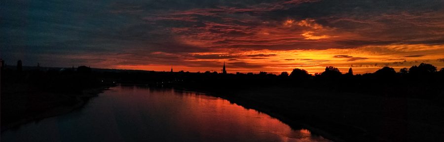 Sonnenuntergang über der Elbe in Dresden von der Waldschlösschenbrücke