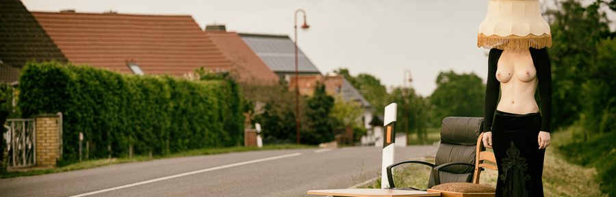 Heidi als ausrangierte Stehlampe bei der Sperrmüllsammlung