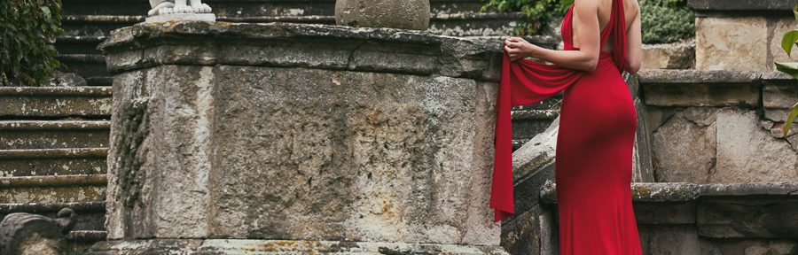 Fotoshooting mit Leodora im roten Kleid auf der Schlosstreppe