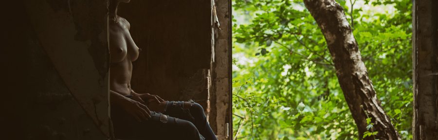 Sandy auf Entdeckungstour im Lost Place