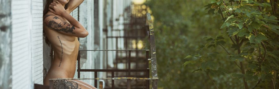 Leodora im Flur und auf dem Balkon des Lost Place