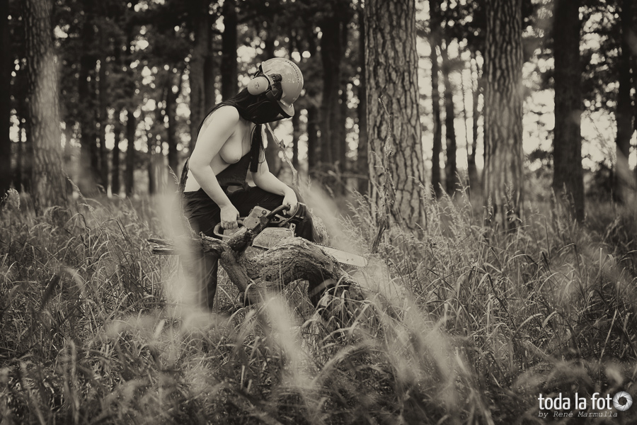 Fotoshooting mit Heidi beim Holz machen