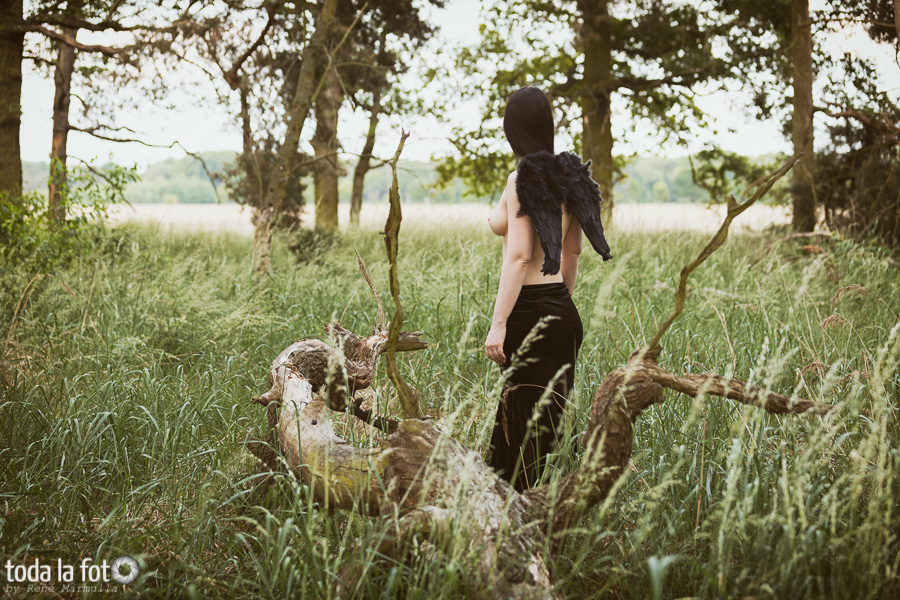 Fotoshooting mit Heidi unterwegs als schwarzer Engel in Brandenburg