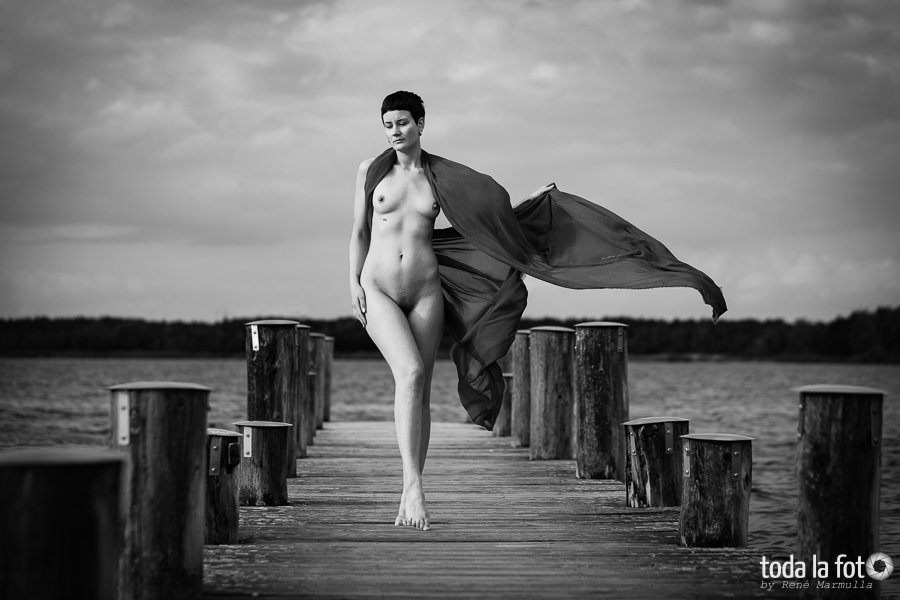 Fotoshooting mit charlotte.msd und dem Roten Tuch auf dem Steg