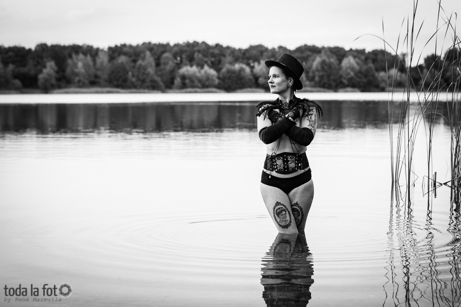 Fotoshooting mit Anne und Zylinder im See
