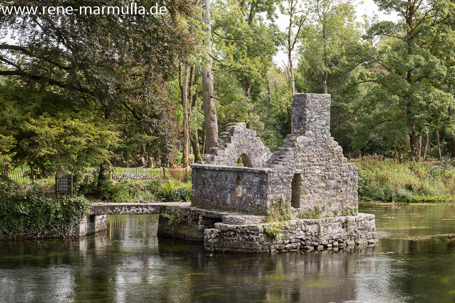 Eine kleine Wanderung bei Cong in Connemara: Guinness Tower, Monk´s Fisher House und Ashford Castle