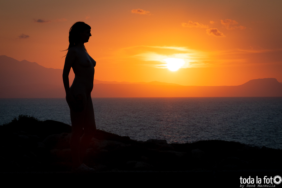 Silhouetten von Anne bei Sonnenaufgang und Sonnenuntergang auf Kreta