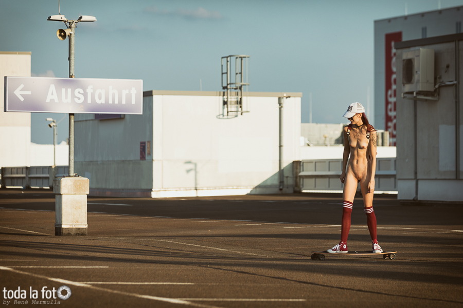 Aktshooting mit AnikaGlow als Skatergirl auf Parkplätzen von Shoopingtempeln
