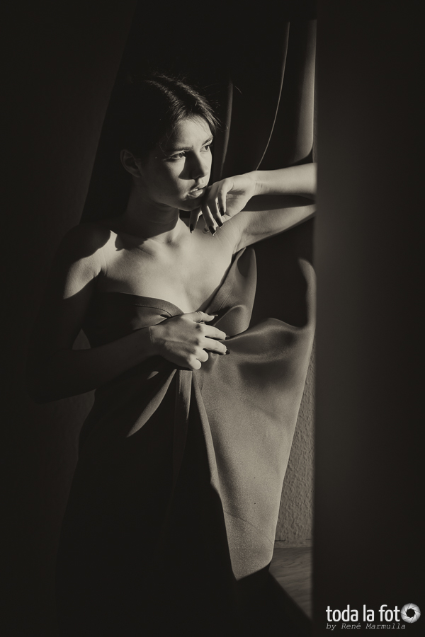 Fotoshooting mit Tiaura am Fenster