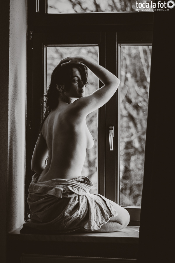 Fotoshooting mit Danaya Petal am und im Fenster – Innenansicht