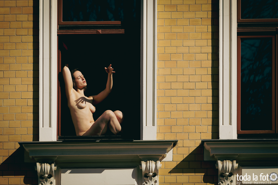 Fotoshooting mit Danaya Petal im Fenster mit Aussicht